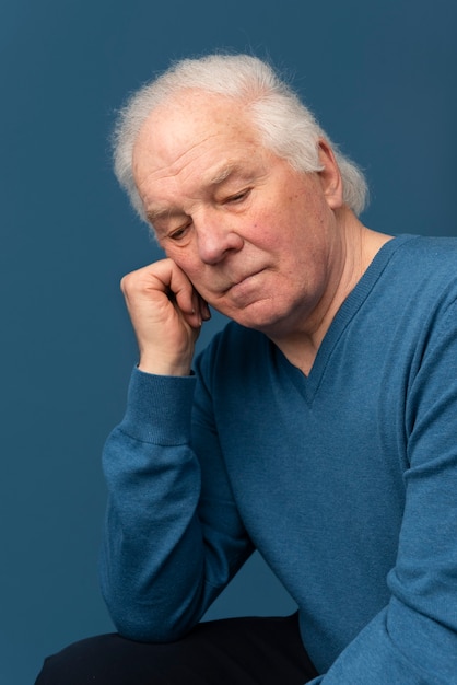 Photo side view man posing in studio