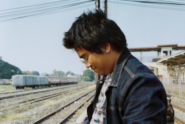 鉄道駅の男の横の景色