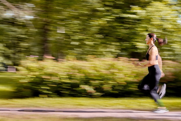 Foto vista laterale di un uomo che corre sulla strada