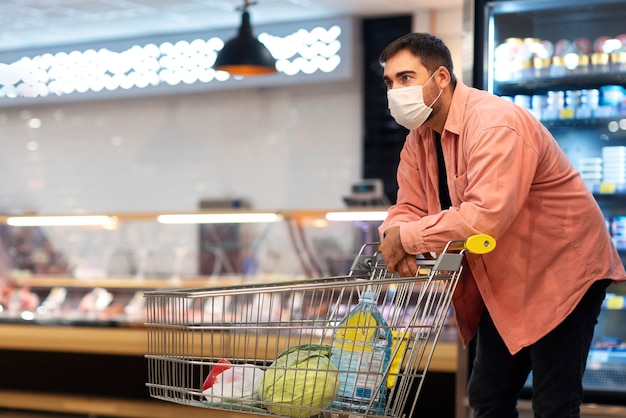 Photo side view man shopping with cart