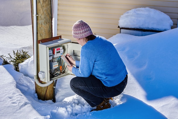 Foto vista laterale di un uomo seduto sulla neve