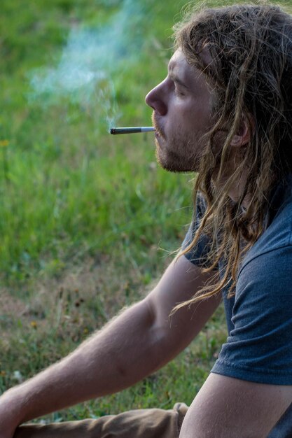 Photo side view of man smoking cigarette