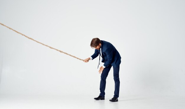 Photo side view of man standing against white background