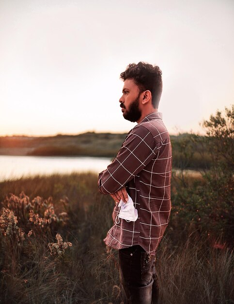 Foto vista laterale di un uomo in piedi sul campo