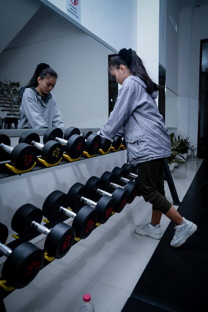 Foto vista laterale di un uomo in piedi in palestra