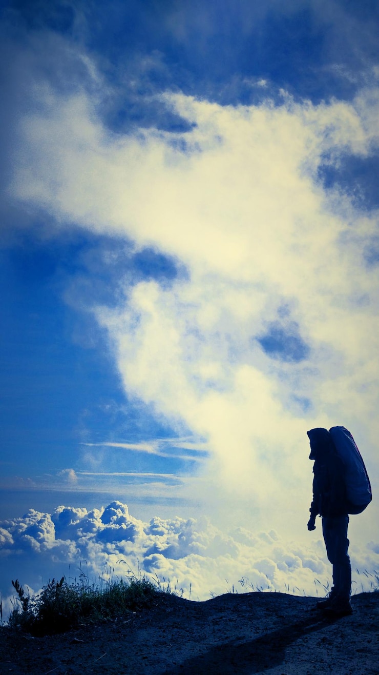 फोटो side view of man standing on mountain against sky