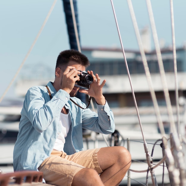 Foto uomo di vista laterale che cattura le foto