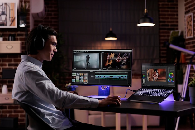 Photo side view of man using laptop at office