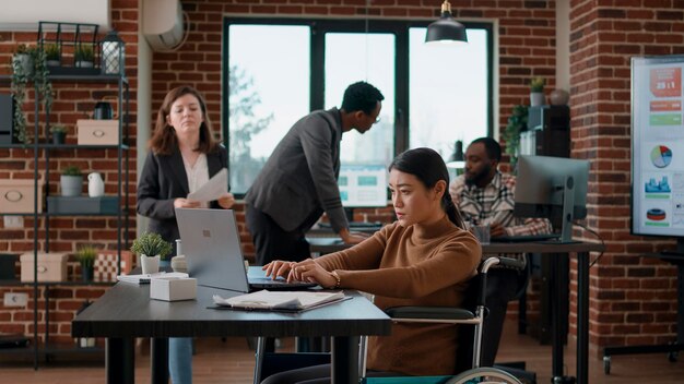 Photo side view of man using laptop at table