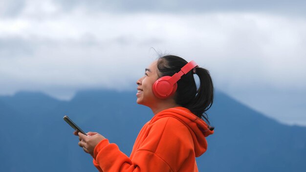 空に向かって携帯電話を使っている男の横の景色