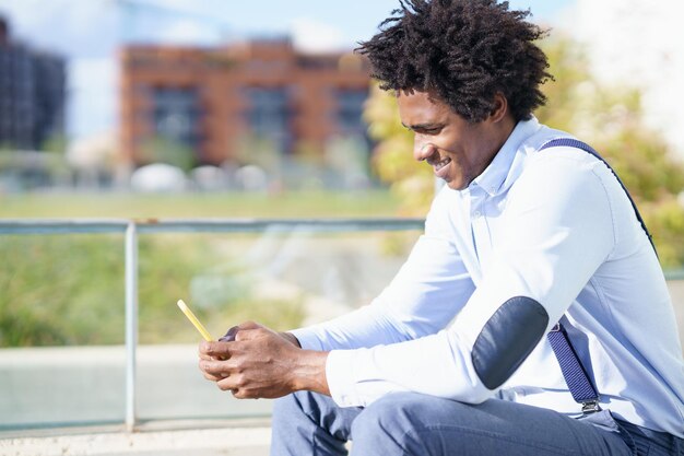 Photo side view of man using mobile phone