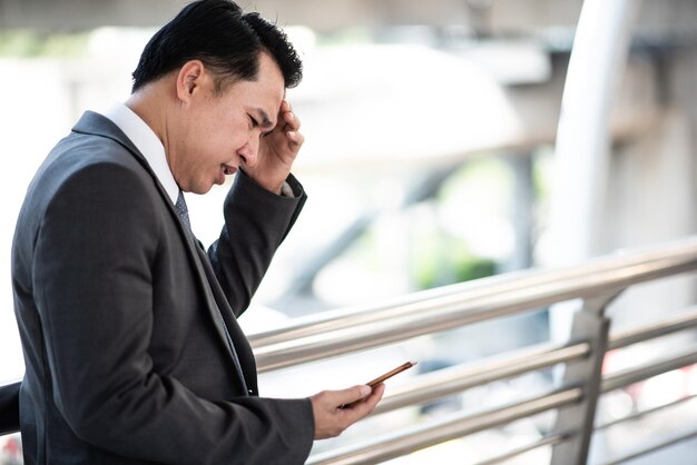 携帯電話を使用している男性の横景色