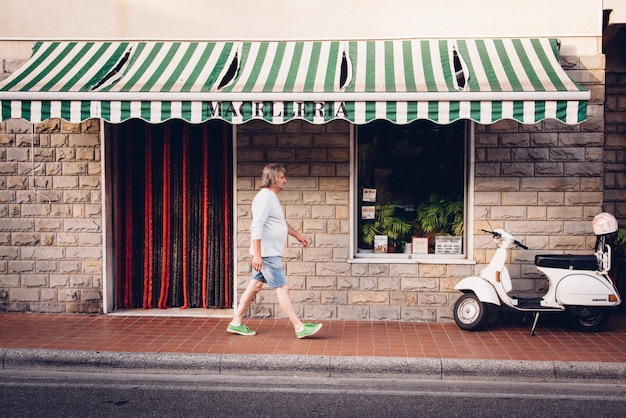 Photo side view of man walking on bus