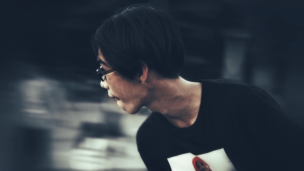 眼鏡をかぶった男の横の景色