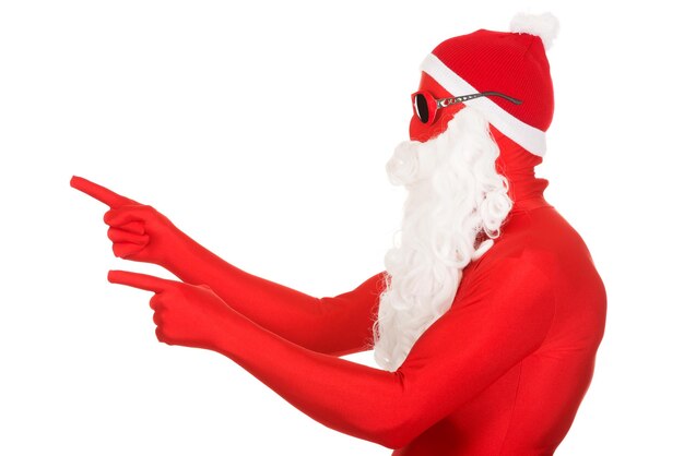 Foto vista laterale di un uomo che indossa un costume di babbo natale su uno sfondo bianco