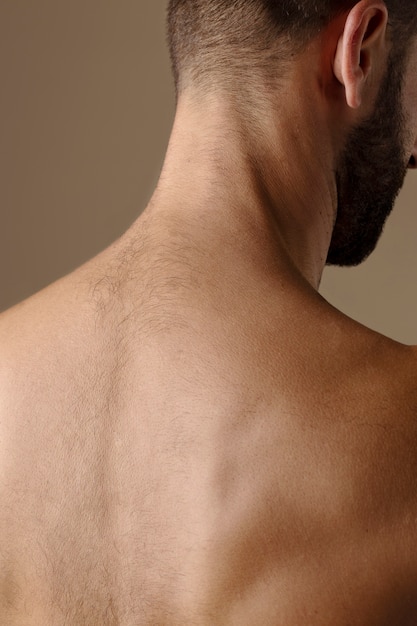 Foto uomo di vista laterale con la barba in posa