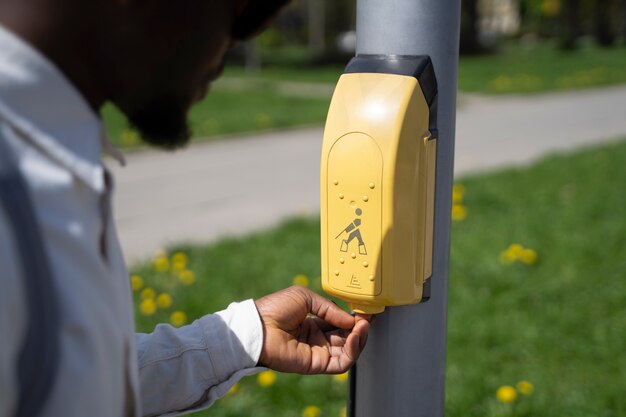 Uomo di vista laterale con alfabeto braille