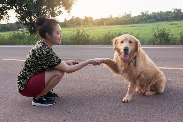 Foto vista laterale di un uomo con un cane contro le piante