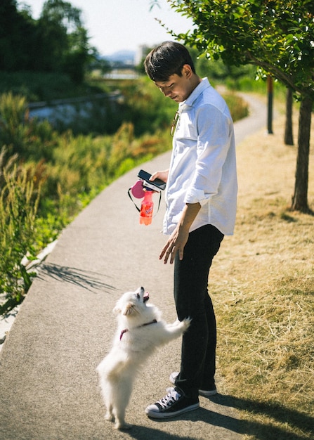 Photo side view of man with dog