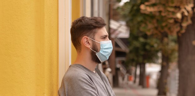 Foto uomo di vista laterale con mascherina medica