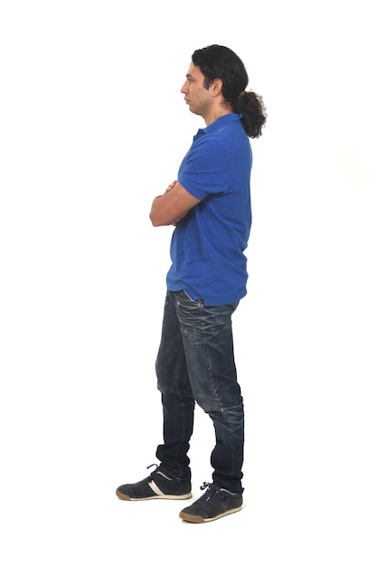 Photo side view of a man with ponytail and arms crossed on white background