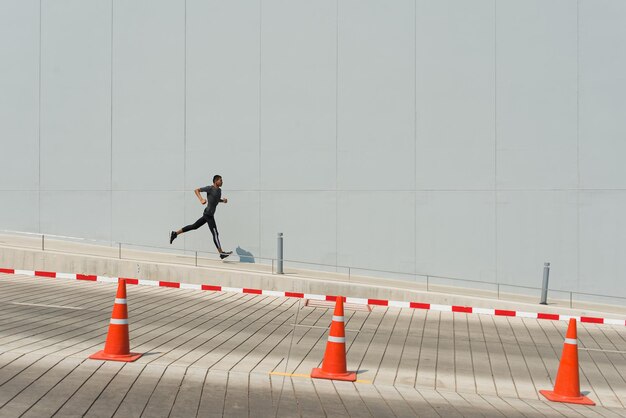 보행자 도로 에서 달리는 사람 의  ⁇ 면 전망
