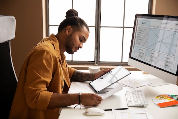 Photo side view man working at desk