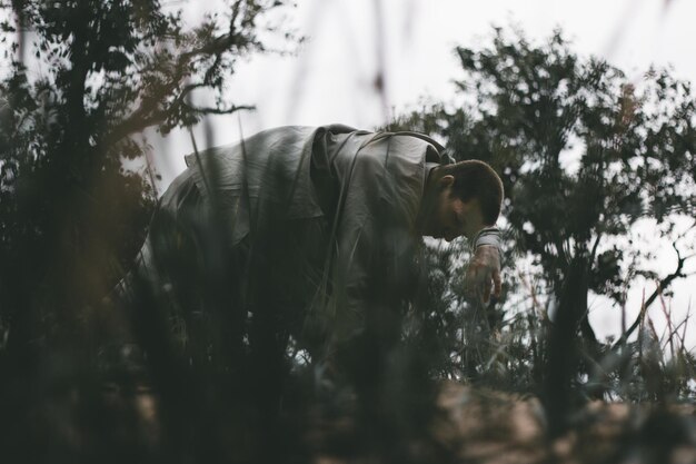 Photo side view of man working on field