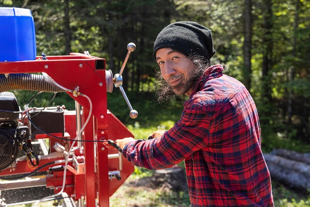 Foto vista laterale di un uomo che lavora nella foresta