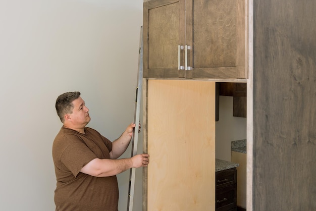 Photo side view of man working at home