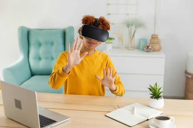 Photo side view of man working at home