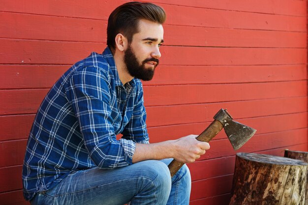 Photo side view of man working at home