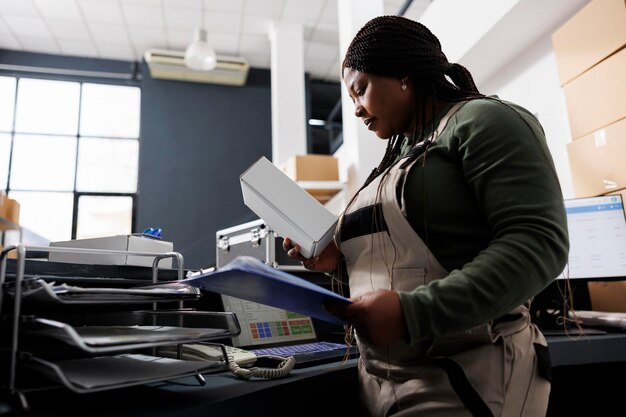 Photo side view of man working at office