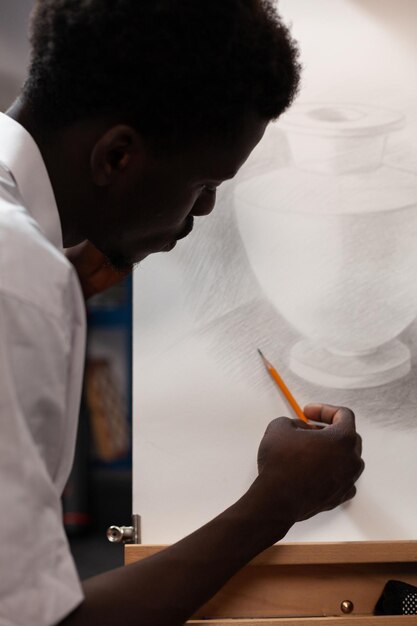 Photo side view of man working at workshop