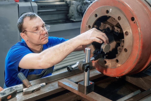 Photo side view of man working at workshop