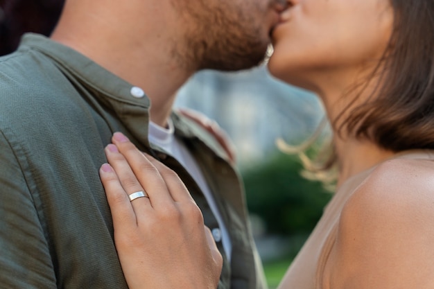 Photo side view married couple kissing