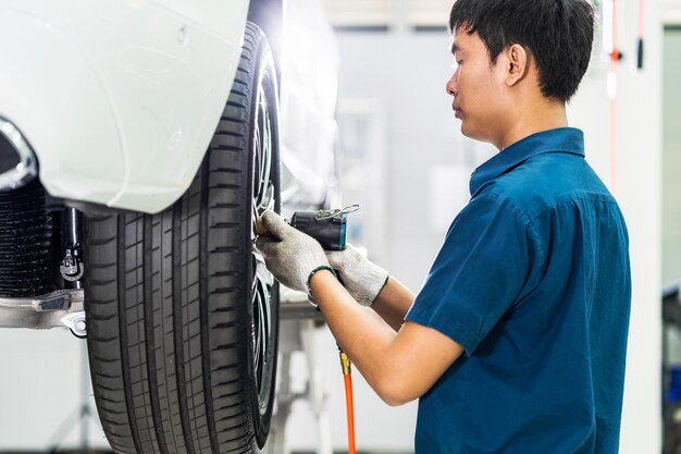 ガレージで車の修理をしているメカニックの横景色