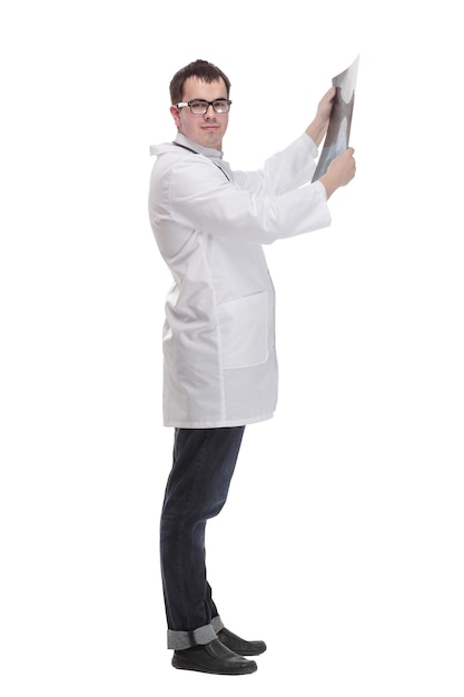 Вид сбоку врача, смотрящего на рентгеновское изображение