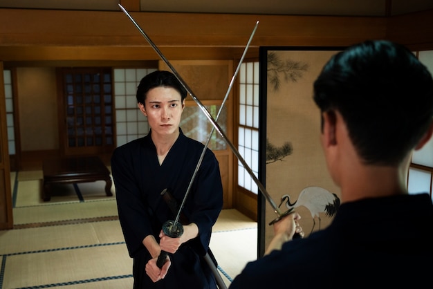 Photo side view men holding swords