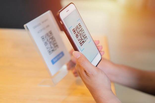 남성의 손의 측면 시각 스캔 QR 코드 디지털 지불을 위해 스토어