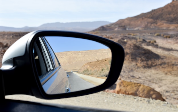 写真 道路上の車のサイドミラー