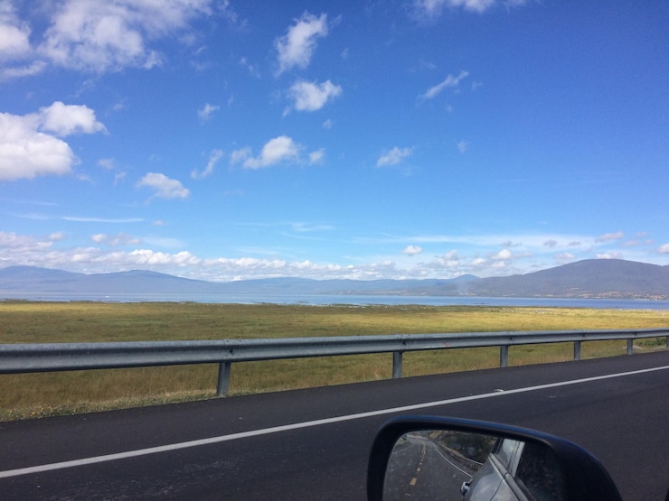 Photo 青い空を背景に道路のサイドビューミラー