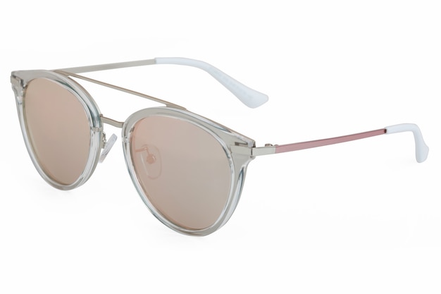 Вид сбоку современные солнцезащитные очки, изолированные на белом фоне