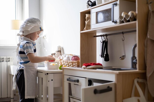 Photo side view of mother and daughter in kitchen