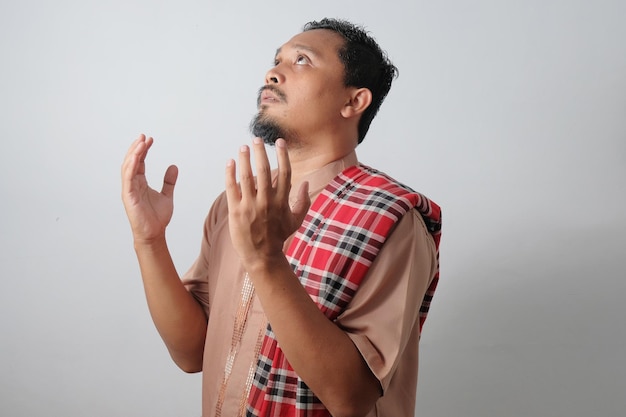Vista laterale dell'uomo musulmano che prega
