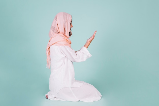 Photo side view of muslim woman praying