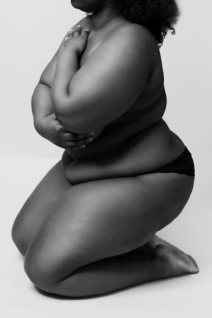 Foto donna nuda di vista laterale che posa in bianco e nero