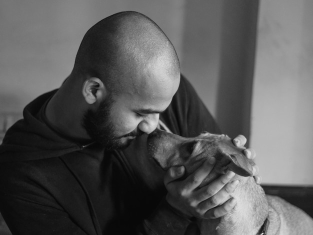 写真 犬と遊ぶ頭の男の横の景色