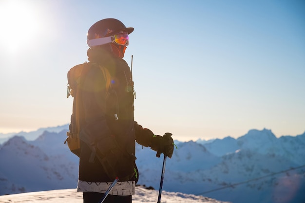 写真 スノーボーダーやスキーヤーの横の景色は,明るいスキーリゾートで山の背景に