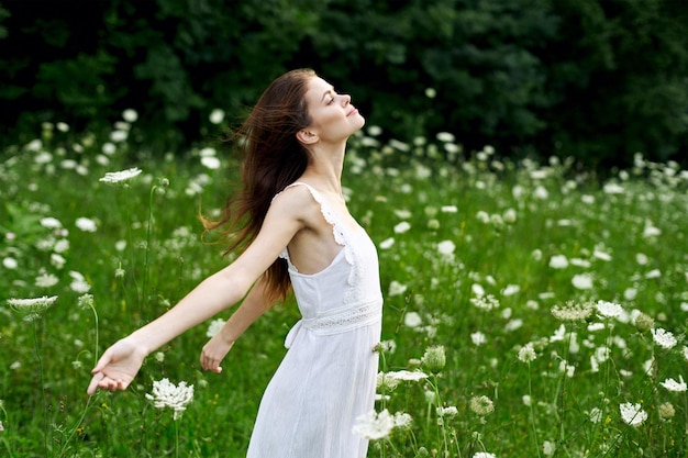 写真 野原で若い女性の横景色